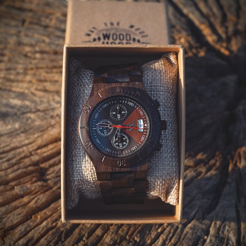 Jedinečný darček pre Vašich blízkych, to sú drevené hodinky WoodHood.