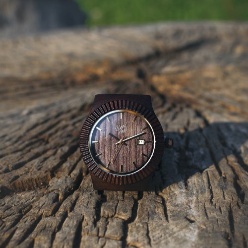 Dřevěné hodinky jsou velmi lehké a stanou se Vašim každodenním partnerem. 
