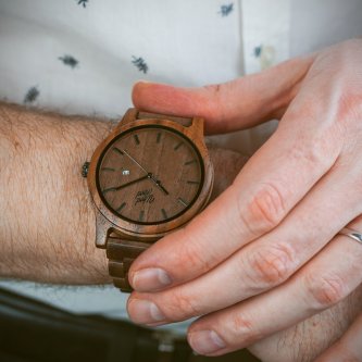 Orechové drevené hodinky Ace, v jednoduchosti je krása.