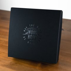  68/5000 Decentné matné logo WoodHood dodáva balenie elegantný nádych a náležitý luxus.